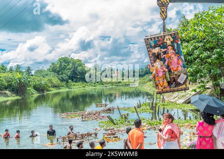 Inquinamento del fiume Ganges i guai aumentano con la conclusione di Durga Idol Immersion Foto Stock