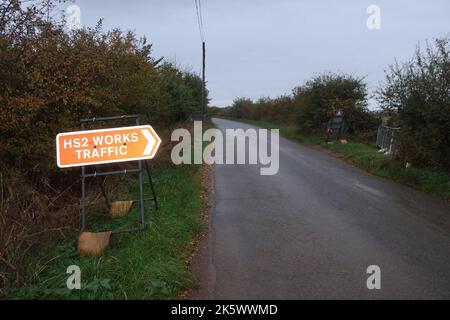 Segnale stradale della rete ferroviaria ad alta velocità HS2. Scalpellatura Warden. Northamptonshire. Inghilterra. Foto Stock