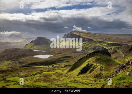 Cnoc a Mheirlich, Cleat e la Trotternish Ridge dal Quiraing, Isola di Skye, Scozia Foto Stock