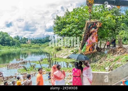 Inquinamento del fiume Ganges i guai aumentano con la conclusione di Durga Idol Immersion Foto Stock