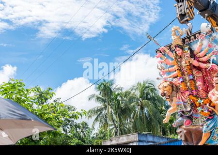 Inquinamento del fiume Ganges i guai aumentano con la conclusione di Durga Idol Immersion Foto Stock