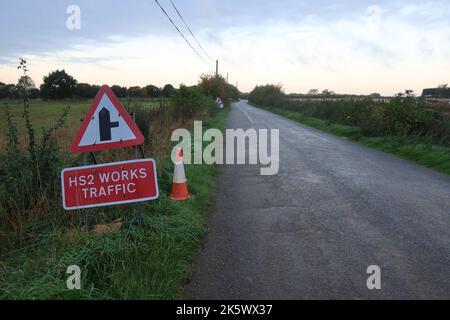 Segnale stradale della rete ferroviaria ad alta velocità HS2. Scalpellatura Warden. Northamptonshire. Inghilterra. Foto Stock