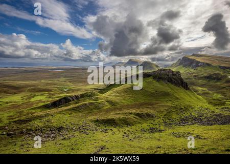 Cnoc a Mheirlich e la Trotternish Ridge dal Quiraing, Isola di Skye, Scozia Foto Stock