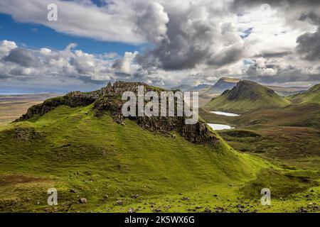 Cnoc a Mheirlich e la Trotternish Ridge dal Quiraing, Isola di Skye, Scozia Foto Stock