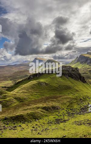 Cnoc a Mheirlich e la Trotternish Ridge dal Quiraing, Isola di Skye, Scozia Foto Stock