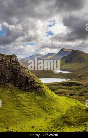 Cnoc a Mheirlich e la Trotternish Ridge dal Quiraing, Isola di Skye, Scozia Foto Stock