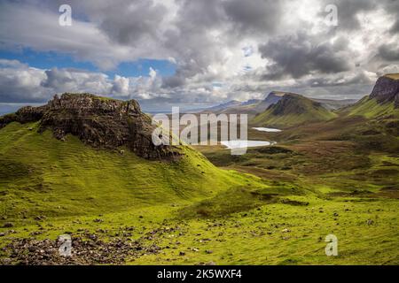 Cnoc a Mheirlich e la Trotternish Ridge dal Quiraing, Isola di Skye, Scozia Foto Stock