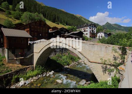 Il vecchio ponte di pietra, il Bogenbrücke (ponte di Binn) attraverso il fiume Binna nel quartiere di Goms nel cantone del Vallese in Svizzera Foto Stock