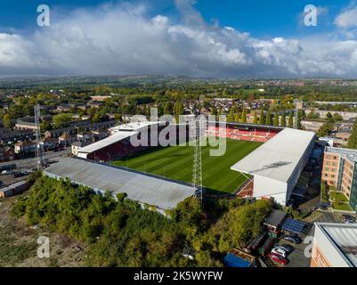 Benvenuti al Wrexham Football Club il famoso campo da corsa di proprietà di Deadpool Star Ryan Reynolds dall'Air Aerial Drone Images Rob mcelhenney Foto Stock