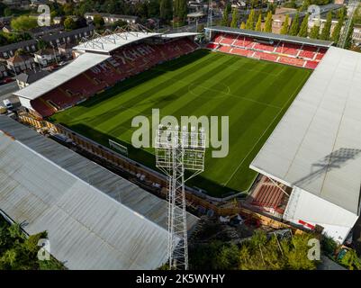 Benvenuti al Wrexham Football Club il famoso campo da corsa di proprietà di Deadpool Star Ryan Reynolds dall'Air Aerial Drone Images Rob mcelhenney Foto Stock