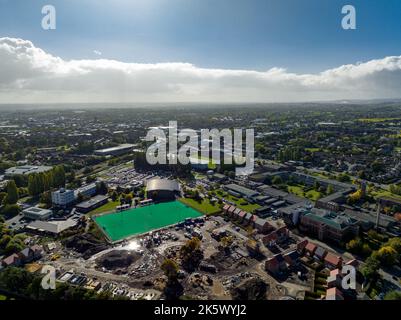 Benvenuti al Wrexham Football Club il famoso campo da corsa di proprietà di Deadpool Star Ryan Reynolds dall'Air Aerial Drone Images Rob mcelhenney Foto Stock