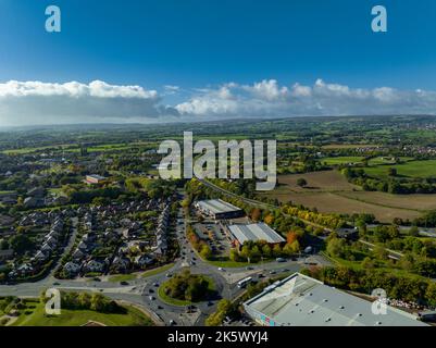 Benvenuti al Wrexham Football Club il famoso campo da corsa di proprietà di Deadpool Star Ryan Reynolds dall'Air Aerial Drone Images Rob mcelhenney Foto Stock