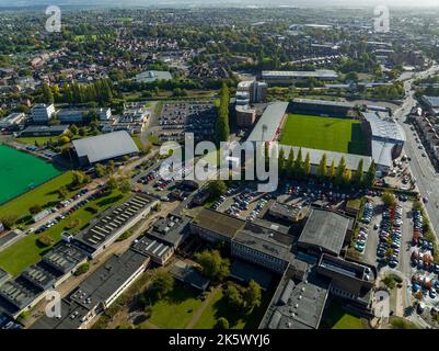 Benvenuti al Wrexham Football Club il famoso campo da corsa di proprietà di Deadpool Star Ryan Reynolds dall'Air Aerial Drone Images Rob mcelhenney Foto Stock