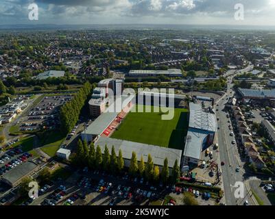 Benvenuti al Wrexham Football Club il famoso campo da corsa di proprietà di Deadpool Star Ryan Reynolds dall'Air Aerial Drone Images Rob mcelhenney Foto Stock