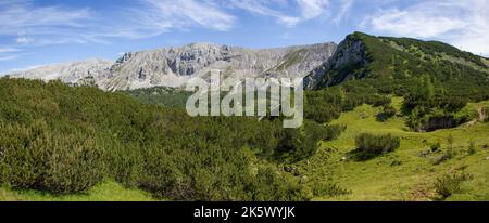 Vista panoramica sulle vette di Schafkögel, Schrocken e Pyhrner Kampl a Totes Gebirge, Alpi, Austria Foto Stock