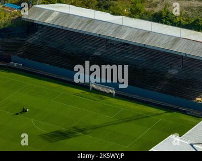 Benvenuti al Wrexham Football Club il famoso campo da corsa di proprietà di Deadpool Star Ryan Reynolds dall'Air Aerial Drone Images Rob mcelhenney Foto Stock