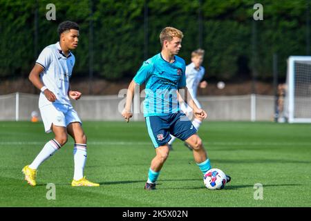 Swansea, Galles. 8 ottobre 2022. Mitch Beardmore di Exeter City sotto la pressione di Kyrell Wilson di Swansea City durante la partita della Coppa professionale di sviluppo della Lega tra Swansea City Under 18 e Exeter City Under 18 alla Swansea City Academy di Swansea, Galles, Regno Unito, il 8 ottobre 2022. Credit: Duncan Thomas/Majestic Media. Foto Stock