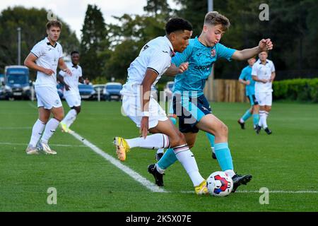 Swansea, Galles. 8 ottobre 2022. Kyrell Wilson di Swansea City batte per possesso con Tom Dean di Exeter City durante la partita della Coppa della Lega di sviluppo professionale tra Swansea City Under 18 e Exeter City Under 18 alla Swansea City Academy di Swansea, Galles, Regno Unito, il 8 ottobre 2022. Credit: Duncan Thomas/Majestic Media. Foto Stock