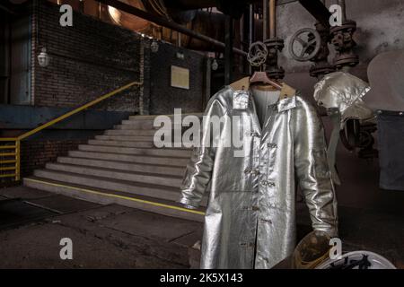 OSTRAVA, REPUBBLICA CECA - 23 SETTEMBRE 2020: La tuta protettiva in argento per l'operaio di acciaierie a Dolni Vitkovice, museo di Ostrava Foto Stock