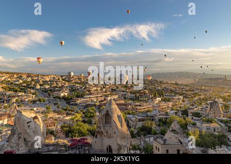 GOREME/TURCHIA - 27 giugno 2022: Volo in mongolfiera sulla città di goreme Foto Stock