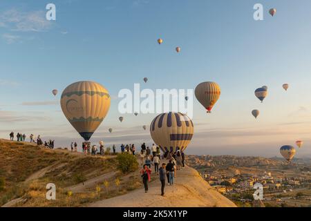 GOREME/TURCHIA - 29 giugno 2022: Mongolfiera vola a basso livello sulla città di goreme Foto Stock