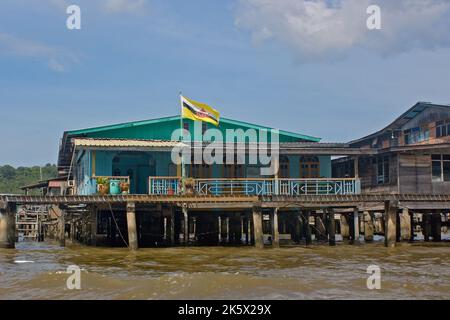 Casa di palafitte a Kampong Ayer, un insediamento tradizionale prominente a Bandar seri Begawan, Brunei Darussalam Foto Stock