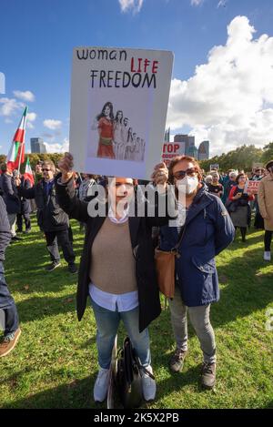 Un manifestante ha un cartello che recita "libertà di vita delle donne” durante la manifestazione a Malieveld, l'Aia. Gli iraniani e i loro sostenitori hanno riunito centinaia di persone forti all'Aia, a sostegno degli iraniani che protestavano per le strade dell'Iran. Le forze di sicurezza iraniane hanno violato i manifestanti dopo l'arresto e la morte improvvisa di Mahsa Amin, 22 anni, e Nika Shakarami, 17 anni; arrestati durante un demo di protesta, per Mahsa Amin. Amin, è stato arrestato dalla polizia morale per l'uso improprio del suo hijab -Headsciarf. La polizia ha affermato di aver subito un arresto cardiaco mentre era in questione Foto Stock