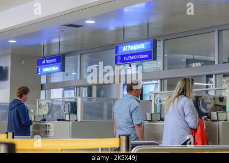 Banchi cittadini UE/SEE/CH al controllo passaporti in un aeroporto europeo Foto Stock