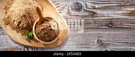 Composizione con una ciotola di coriandolo macinato. Foto Stock