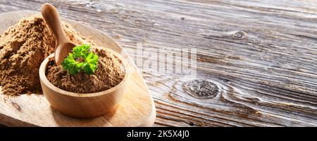 Composizione con una ciotola di coriandolo macinato. Foto Stock