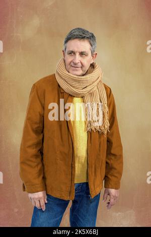 Attraente uomo anziano elegantemente vestito con giacca e sciarpa maglione Foto Stock