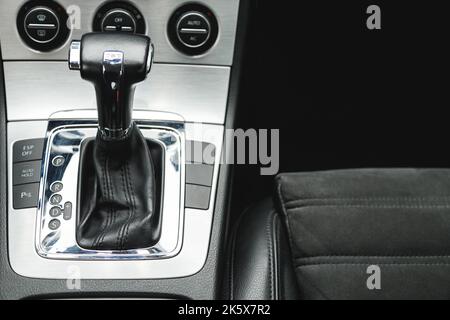 Selettore per il controllo di un cambio robotizzato per un'auto DSG all'interno di una nuova auto moderna. Salone elegante. Foto Stock