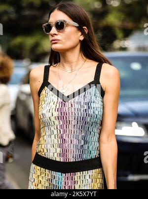 MILANO, Italia - Settembre 23 2022: Donne in strada a Milano. Foto Stock