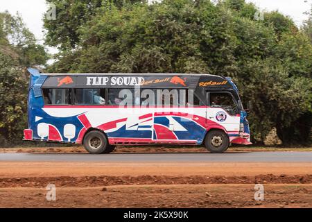 Un autobus che guida lungo la strada di Ngong vicino al bivio con Oloolua Close. Ngong Road, Nairobi, Kenya. 4 settembre 2022 Foto Stock