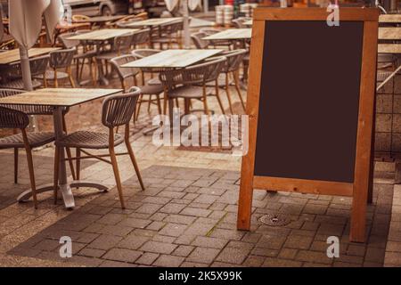 Lavagna vuota su una strada pronta per essere riempita Foto Stock