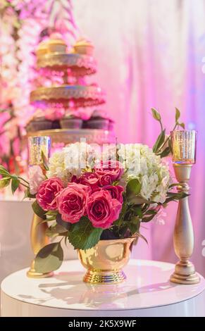 Elegante bouquet di fiori in vaso con bomboniere Crown Party color oro. Foto Stock