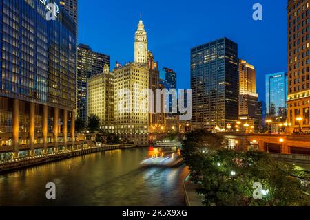 Vista notturna dello skyline del centro e del fiume Chicago, Chicago, Illinois, USA Foto Stock