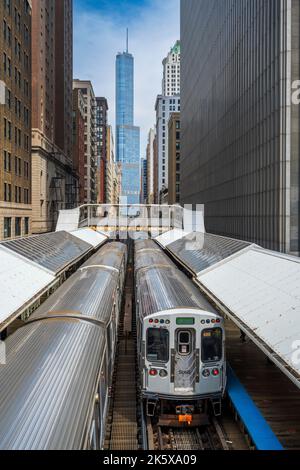 Treno sopraelevato della linea rossa della CTA alla stazione di Adams/Wabash, Chicago, Illinois, USA Foto Stock