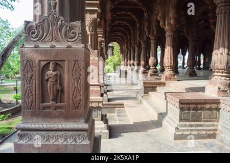 Colonne e archi di Krishnapura Chhatri, Indore, Madhya Pradesh. Architettura indiana. Antica architettura del tempio indiano. Foto Stock