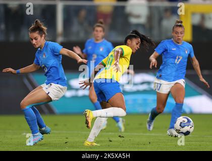 Genova, Italia, 10th ottobre 2022. Martina Lenzini d'Italia e Kerolin Nicoli Israele Ferraz del Brasile si inginchinano nella zona di penalità durante la partita internazionale amichevole a Luigi Ferraris, Genova. L'immagine di credito dovrebbe essere: Jonathan Moskrop / Sportimage Foto Stock