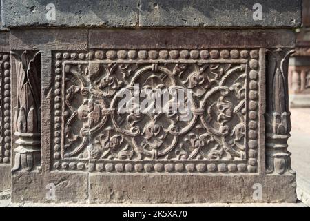 Sculture decorative a muro di Krishnapura Chhatri, Indore, Madhya Pradesh. Architettura indiana. Antica architettura del tempio indiano. Foto Stock