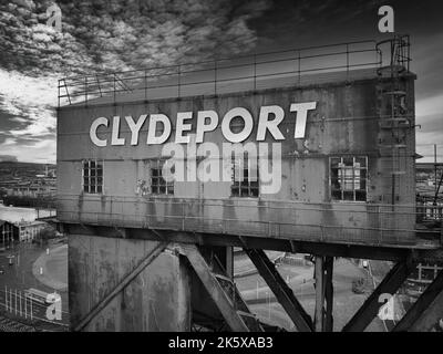 Una scala di grigi di Finnieston gru sulle rive del fiume Clyde, Glasgow Foto Stock