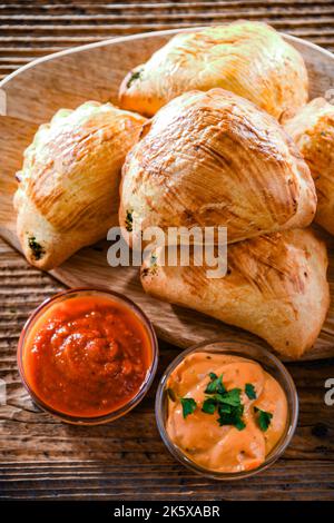 Composizione con un piatto di pierogi al forno Foto Stock