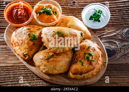 Composizione con un piatto di pierogi al forno Foto Stock