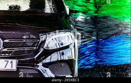 Un veicolo in un autolavaggio automatico. Foto Stock