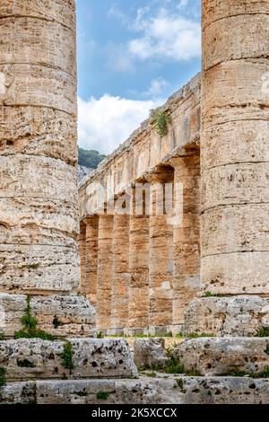 Calatafimi-Segesta, Sicilia, Italia - 9 luglio 2020: Tempio dorico e paesaggio di Segesta in Sicilia Foto Stock