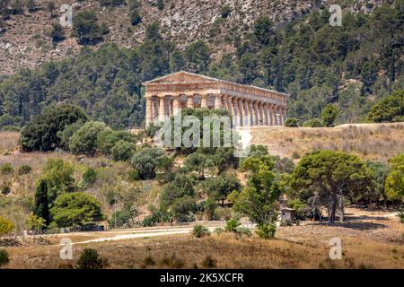 Calatafimi-Segesta, Sicilia, Italia - 9 luglio 2020: Tempio dorico e paesaggio di Segesta in Sicilia Foto Stock