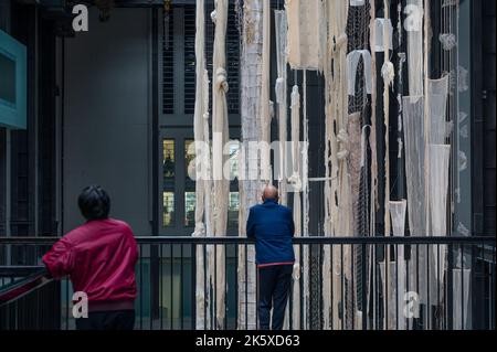 Tate Modern, Londra, Regno Unito. 10 ottobre 2022. Viene svelata una nuova opera scultorea all'interno dell'iconico ambiente del turbine Hall di Tate Modern. Questa ambiziosa installazione è stata ideata dall'artista Cecilia Vicuña per la Commissione Hyundai 2022 e si svolge dal 11 ottobre 2022-16 aprile 2023. Credito: Malcolm Park/Alamy Foto Stock