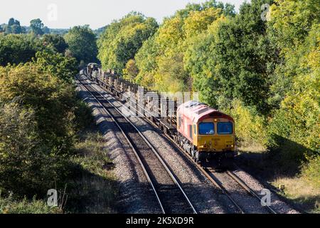 Locomotiva diesel GBRf classe 66 n. 66783 “The Flying Dustman” nella livrea Biffa che tira un treno di lunghe rotaie saldate, Warwickshire, Regno Unito Foto Stock