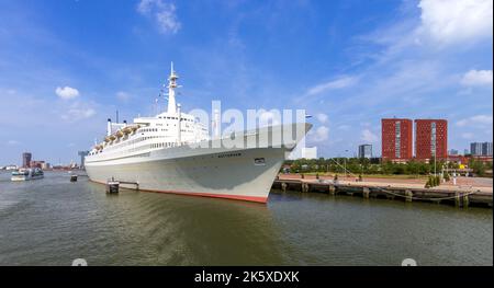 L'ex nave da crociera SS Rotterdam è un'ex ammiraglia della linea Holland-America e dispone di ristorante, teatro, sale riunioni e un hotel. Rotterdam Foto Stock